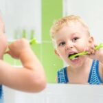 چگونه کودک را به مسواک زدن علاقه‌مند کنیم؟
